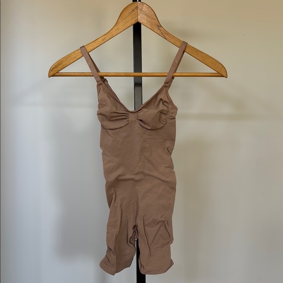 SKIMS bodysuit shapewear XS - Picture 1 of 3